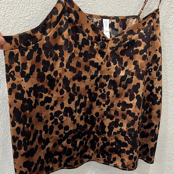 Cheetah print silky tank top with adjustable straps - Picture 3 of 6